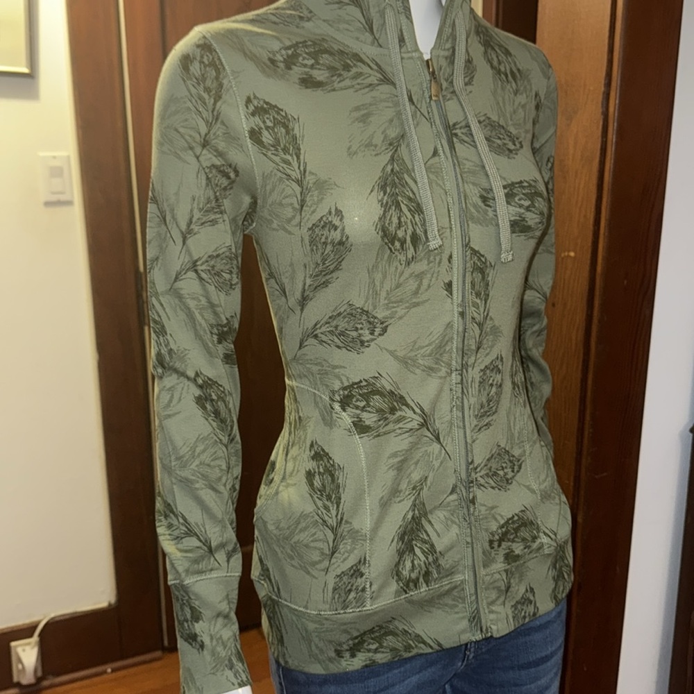 NWT Northern reflections size small Green Leaf Print Hoodie